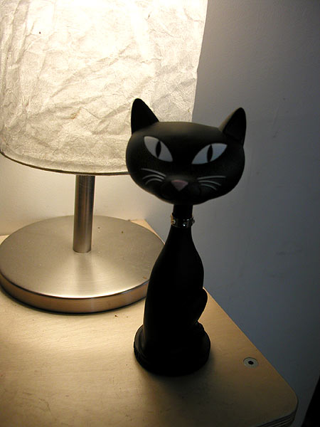 lamp and bobbleheaded kitty kat